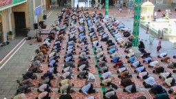 برپایی نماز جماعت با رعایت پروتکل‌های بهداشتی در حرم حضرت معصومه(س)