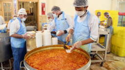 طبخ و توزیع روزانه ۶ هزار پرس غذای مهمانسرای حضرت معصومه(س) میان نیازمندان +تصاویر