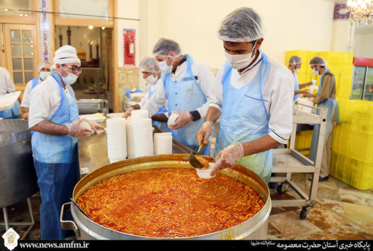 طبخ و توزیع روزانه ۶ هزار پرس غذای مهمانسرای حضرت معصومه(س) میان نیازمندان +تصاویر