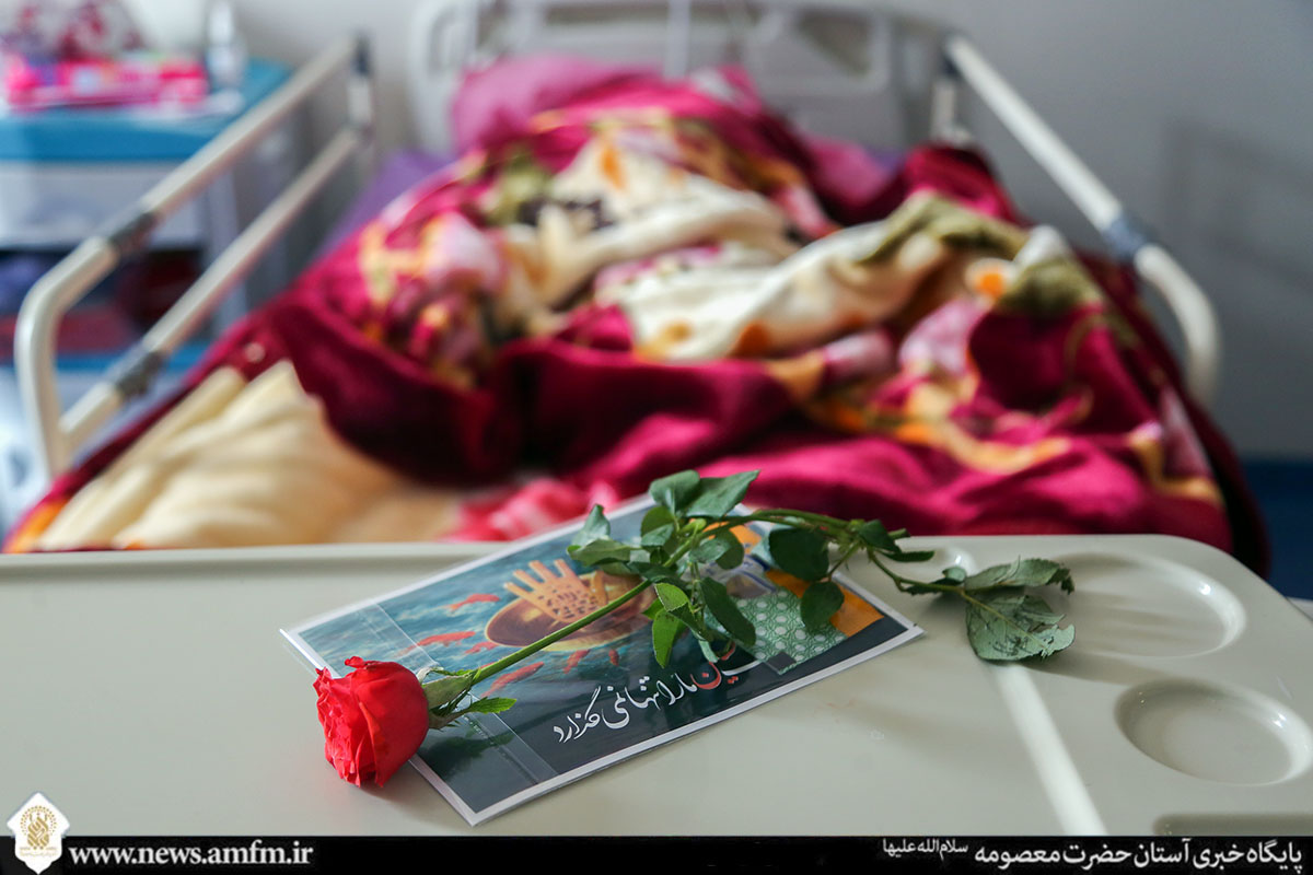 عیادت طلاب جهادی از بیماران بیمارستان فرقانی قم