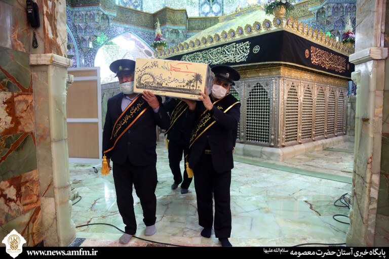 تعویض پرچم گنبد حرم حضرت معصومه(س) همراه با تشییع پیکر هفت شهید گمنام +تصاویر