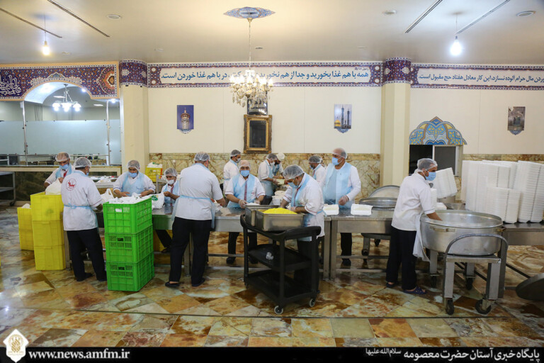 روند پخت و بسته‌بندی افطاری ماه رمضان در مهمانسرای حرم بانوی کرامت
