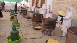 پخت روزانه ۵۰۰۰ قرص نان صلواتی در حرم مطهر بانوی کرامت +تصاویر
