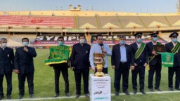 پرچم آستان مقدس حضرت معصومه(س) زینت‌بخش ورزشگاه آزادی شد