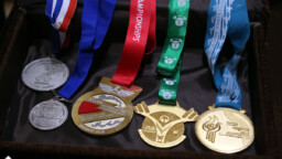۵ قهرمان وزنه‌برداری مدال‌های خود را به موزه آستان قم اهدا کردند +تصاویر