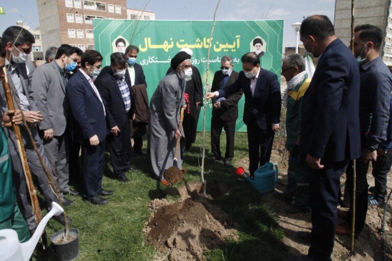 کاشت درخت توسط تولیت آستان قم در روز درختکاری