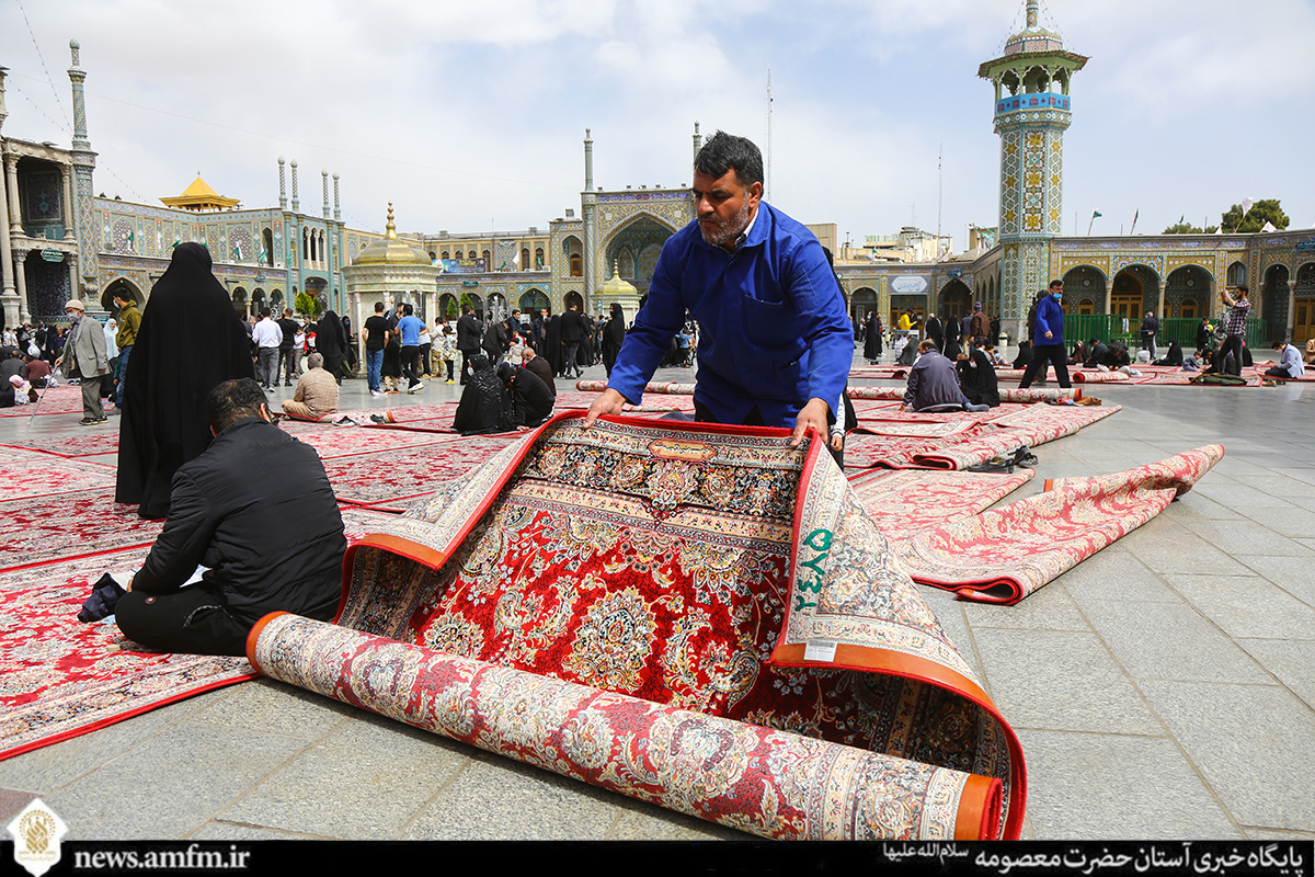 خدمت‌رسانی خادمان به زائران بانوی کرامت در شب‌های قدر