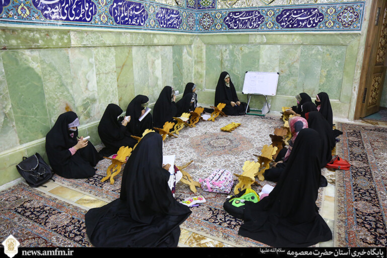برپایی محافل قرآنی ویژه عرب‌زبانان و اردوزبانان در حرم بانوی کرامت