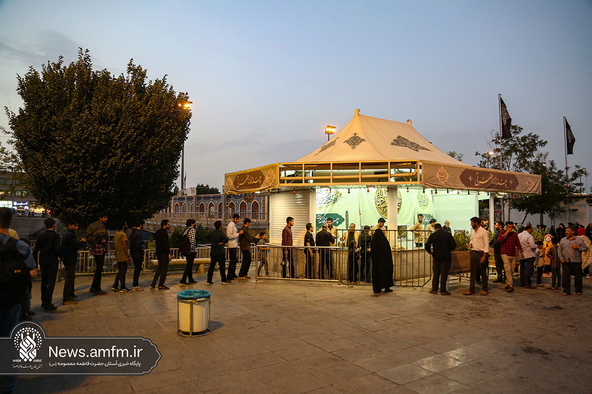 میزبانی چایخانه حضرتی حرم مطهر بانوی کرامت از زائران و مجاوران +تصاویر