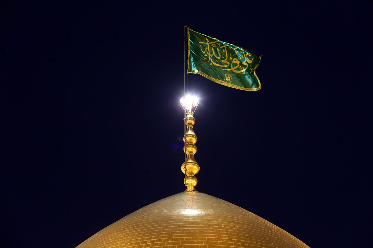 اهتزار پرچم متبرک عتبه علوی بر فراز گنبد فاطمی