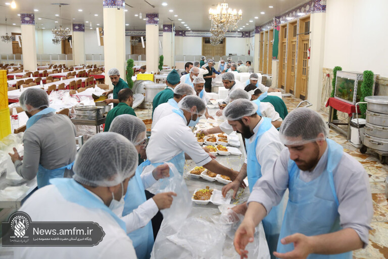 پخت و پز غذا در مهمانسرای آستان مقدس حضرت معصومه(س) در عید غدیر