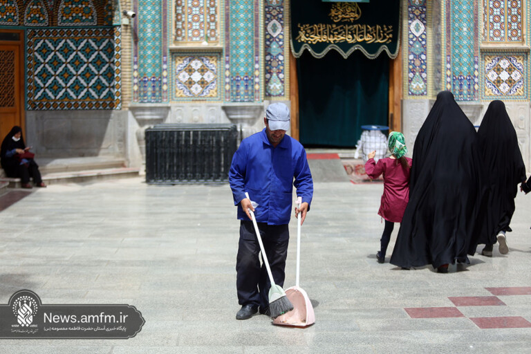 تلاش ۵۰۰ خادم جاروبه‌دست حرم بانوی کرامت برای آسایش زائران