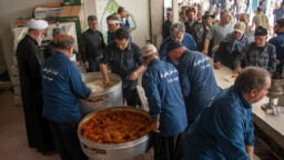 توزیع ۱۰۰ هزار پرس غذا در موکب حرم مطهر بانوی کرامت