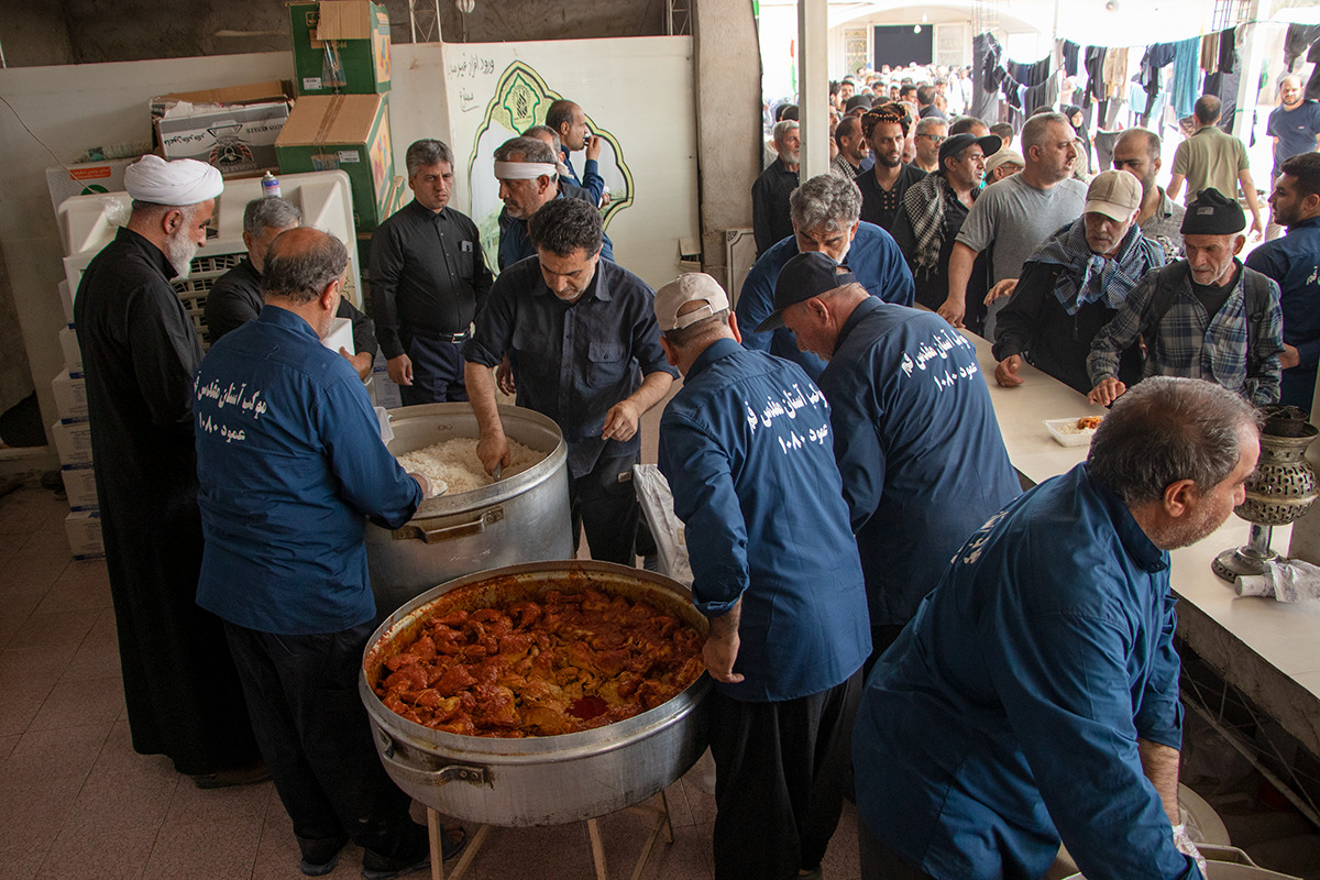 توزیع ۱۰۰ هزار پرس غذا در موکب حرم مطهر بانوی کرامت