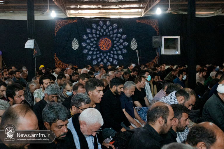 برپایی با شکوه نمازهای جماعت در عمود ۱۰۸۰ مسیر نجف به کربلا +تصاویر