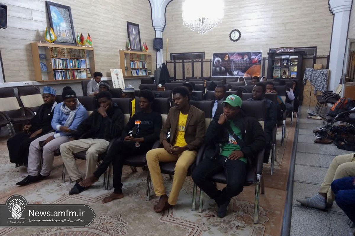 طلاب حرکت اسلامی نیجریه در حرم مطهر بانوی کرامت هیأت برپا کردند