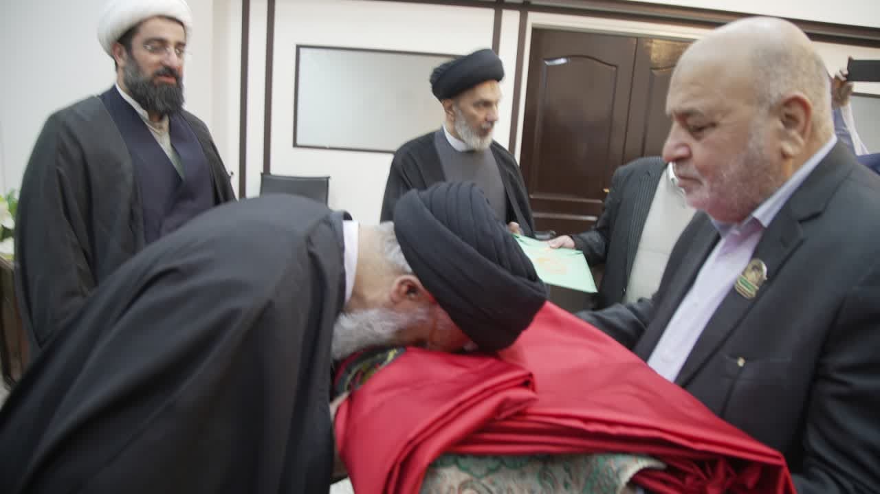 اهدای پرچم حرم امام حسین(ع) به تولیت آستان مقدس قم +عکس و فیلم