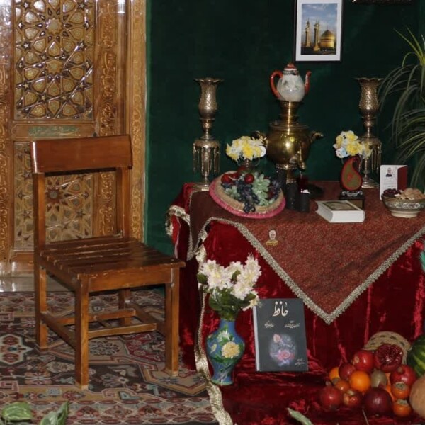 زائران در موزه حرم حضرت معصومه(س) عکس یادگاری می‌گیرند