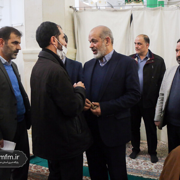 گفت‌وگوی بدون واسطه وزیر کشور با زائران حرم حضرت معصومه(س) +تصاویر