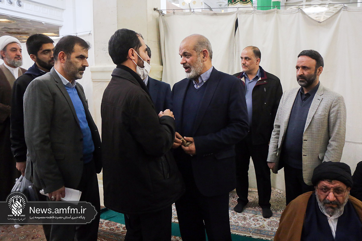 گفت‌وگوی بدون واسطه وزیر کشور با زائران حرم حضرت معصومه(س) +تصاویر