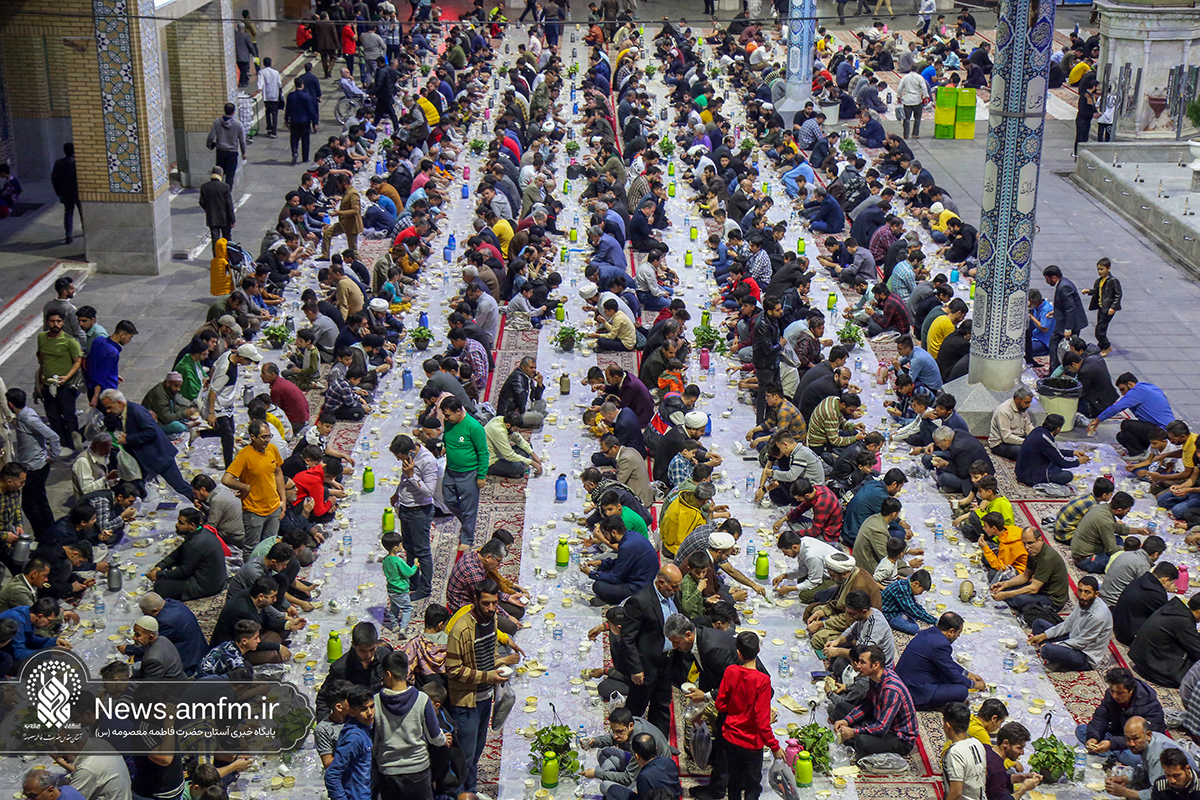 تهیه و توزیع ۱۴ هزار افطاری گرم و سرد در حرم بانوی کرامت + تصاویر