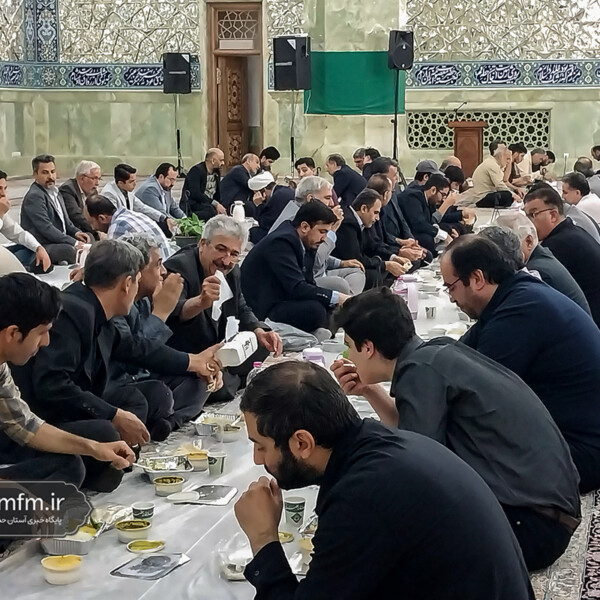 برپایی سفره افطاری با حضور خادمان پشتیبانی و خدماتی حرم حضرت معصومه(س) +تصاویر