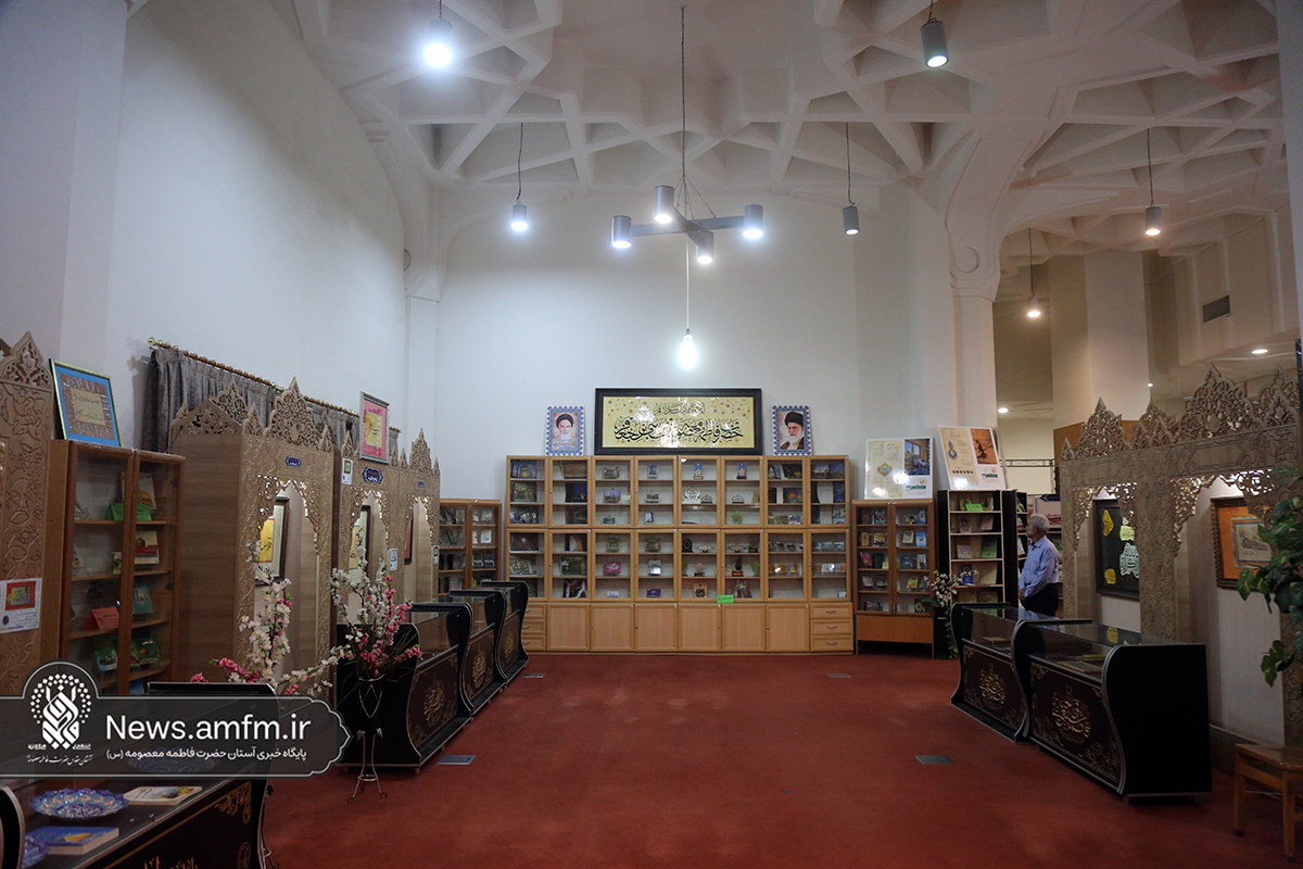 برپایی نمایشگاه نگین قم در کتابخانه آستان مقدس قم +تصاویر