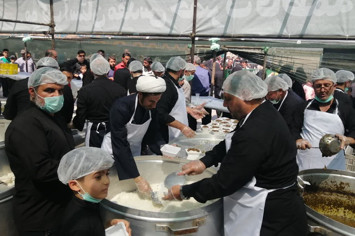 توزیع غذای گرم در ایستگاه صلواتی حرم حضرت معصومه(س)