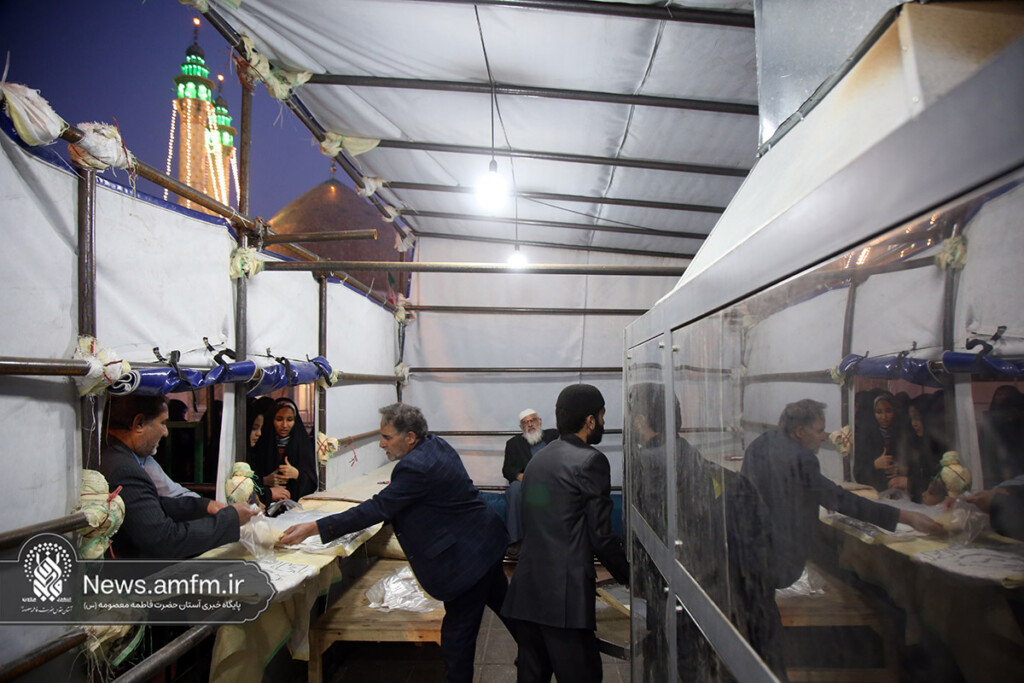 توزیع روزانه ۱۶ هزار قرص نان حضرتی میان زائران