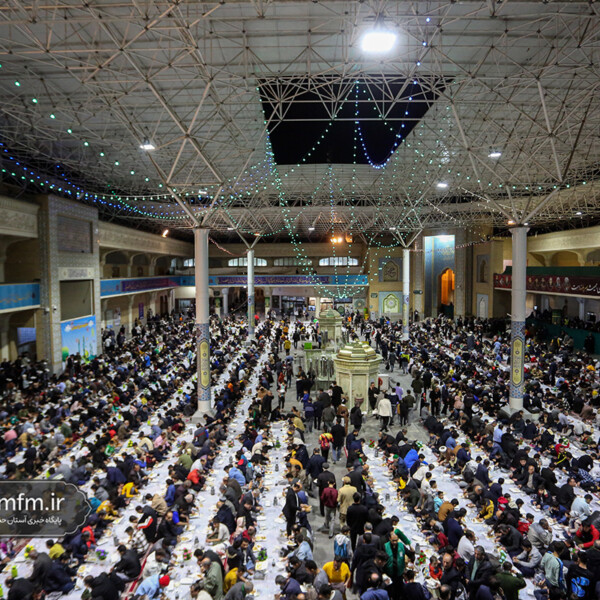اطعام بیش از ۲۵ هزار زائر و روزه‌دار در شب میلاد امام مجتبی(ع) + تصاویر