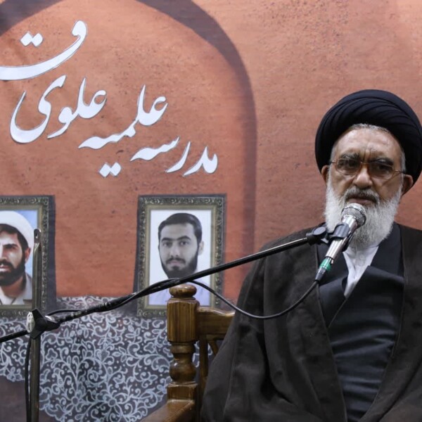 برخی برای رسیدن به قدرت و ازبین‌بردن عزت ملت ایران طمع کرده‌اند