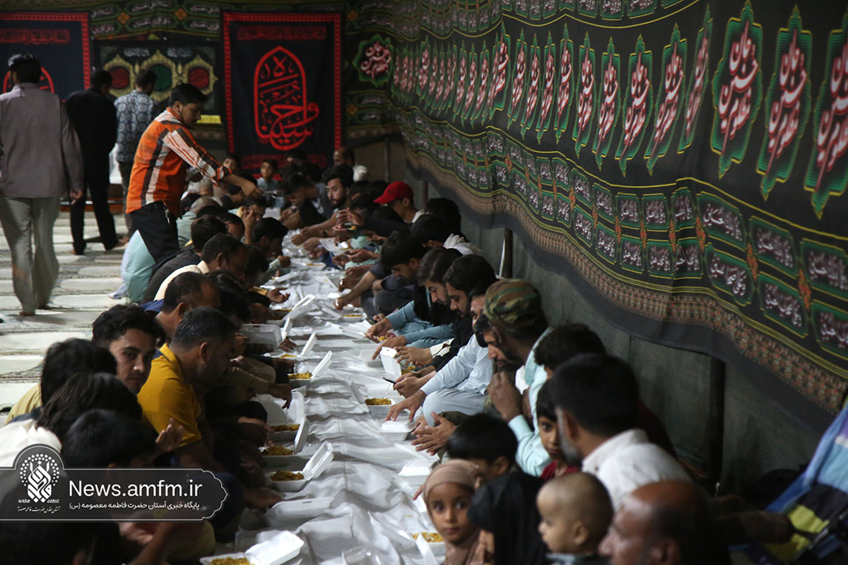 خدمت‌رسانی به زائران پاکستانی در حرم مطهر حضرت معصومه(س)