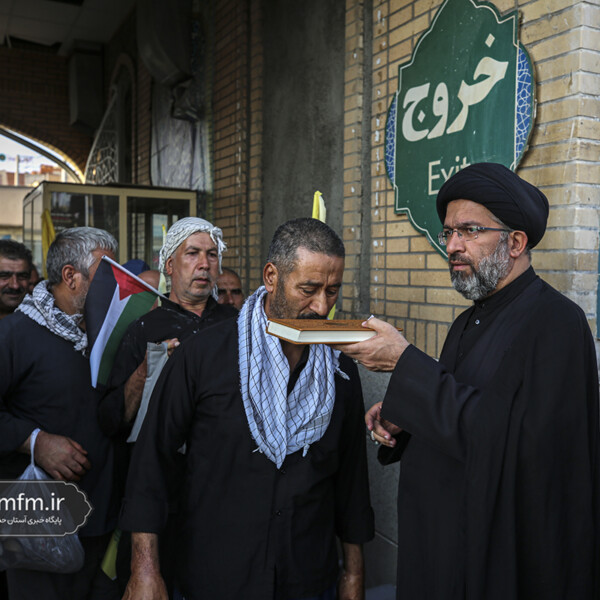 استقبال خادمان حرم مطهر بانوی کرامت از زائران پیاده اهالی ساوه