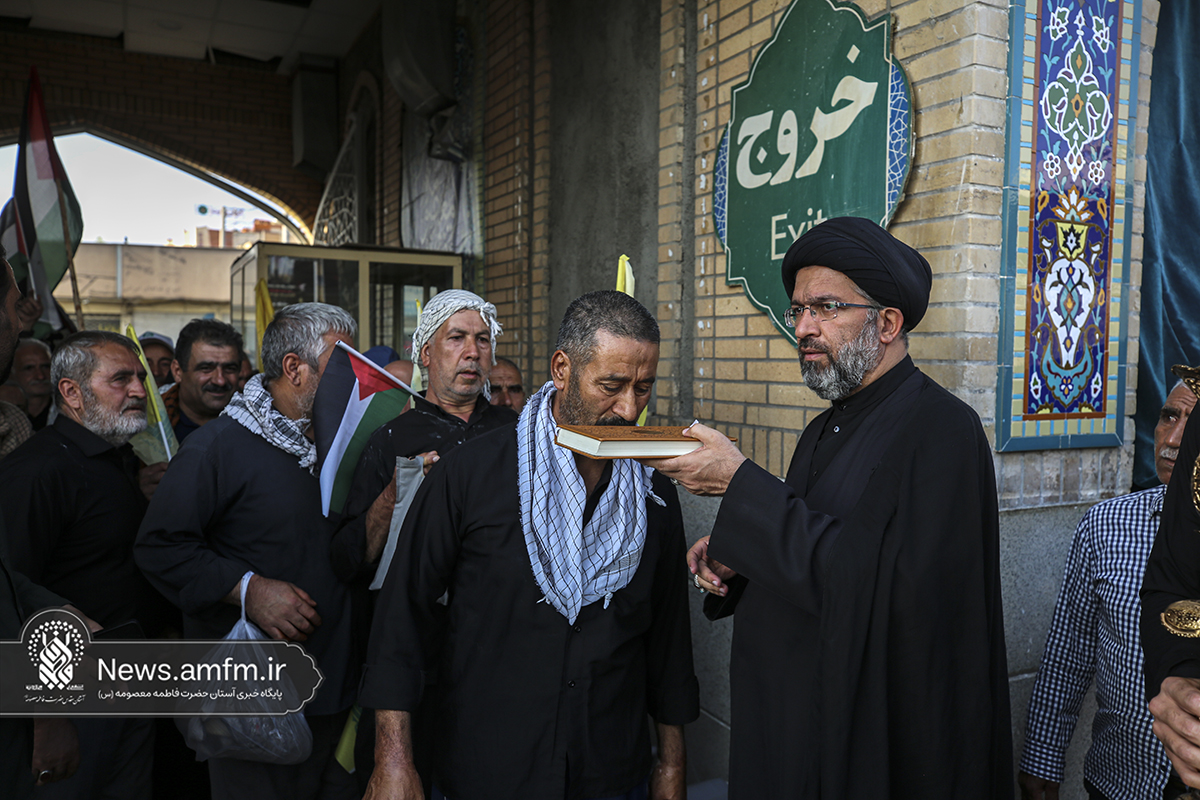 استقبال خادمان حرم مطهر بانوی کرامت از زائران پیاده اهالی ساوه