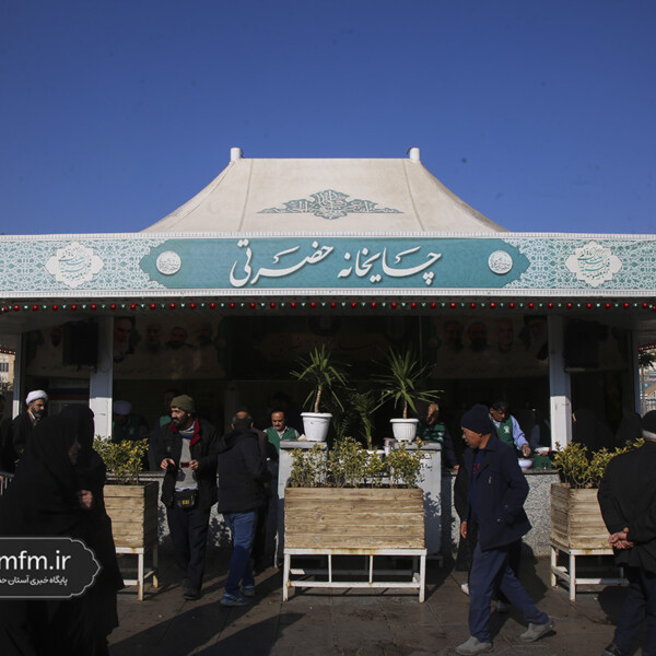 پذیرایی از زائران حرم بانوی کرامت در سالروز میلاد حضرت زهرا(س)