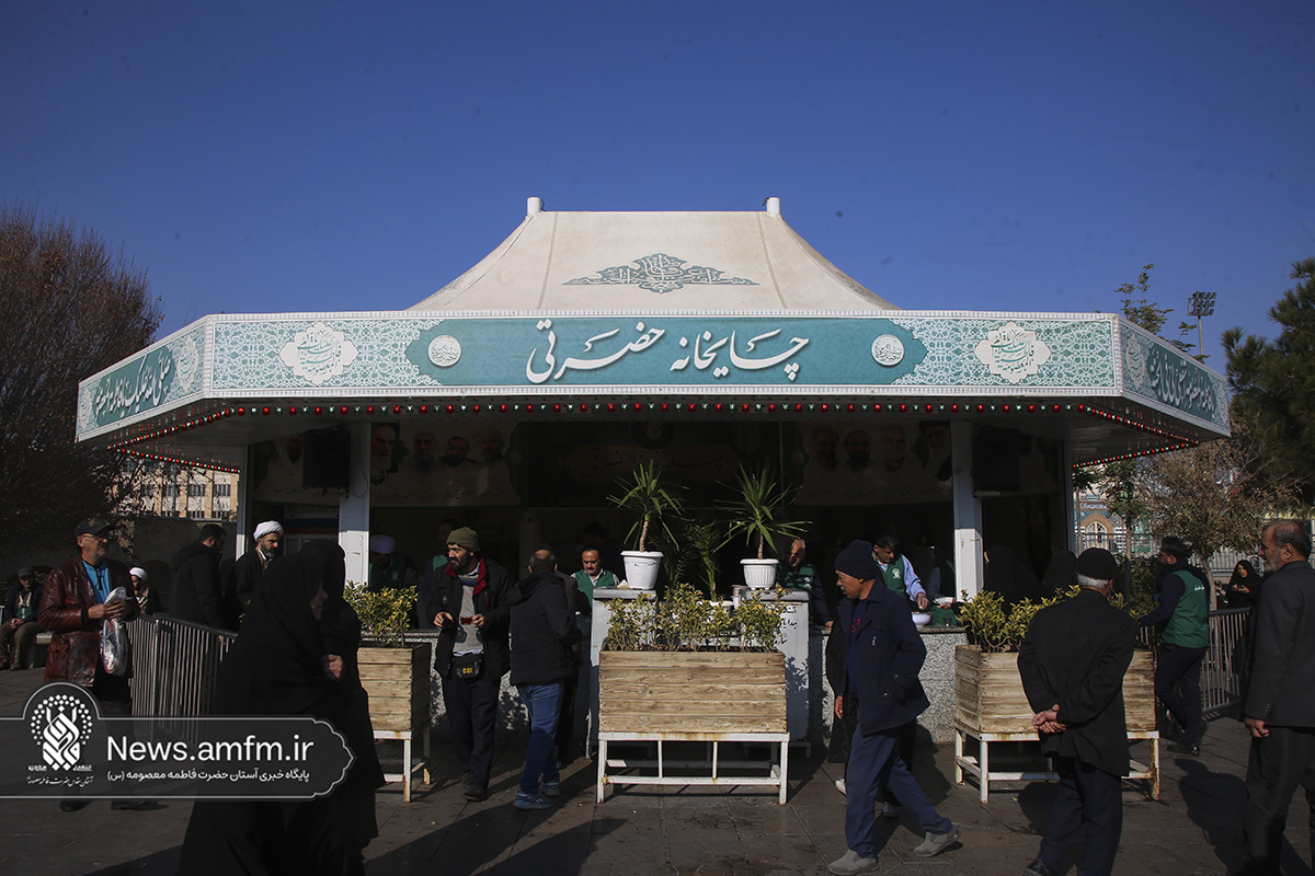 پذیرایی از زائران حرم بانوی کرامت در سالروز میلاد حضرت زهرا(س)