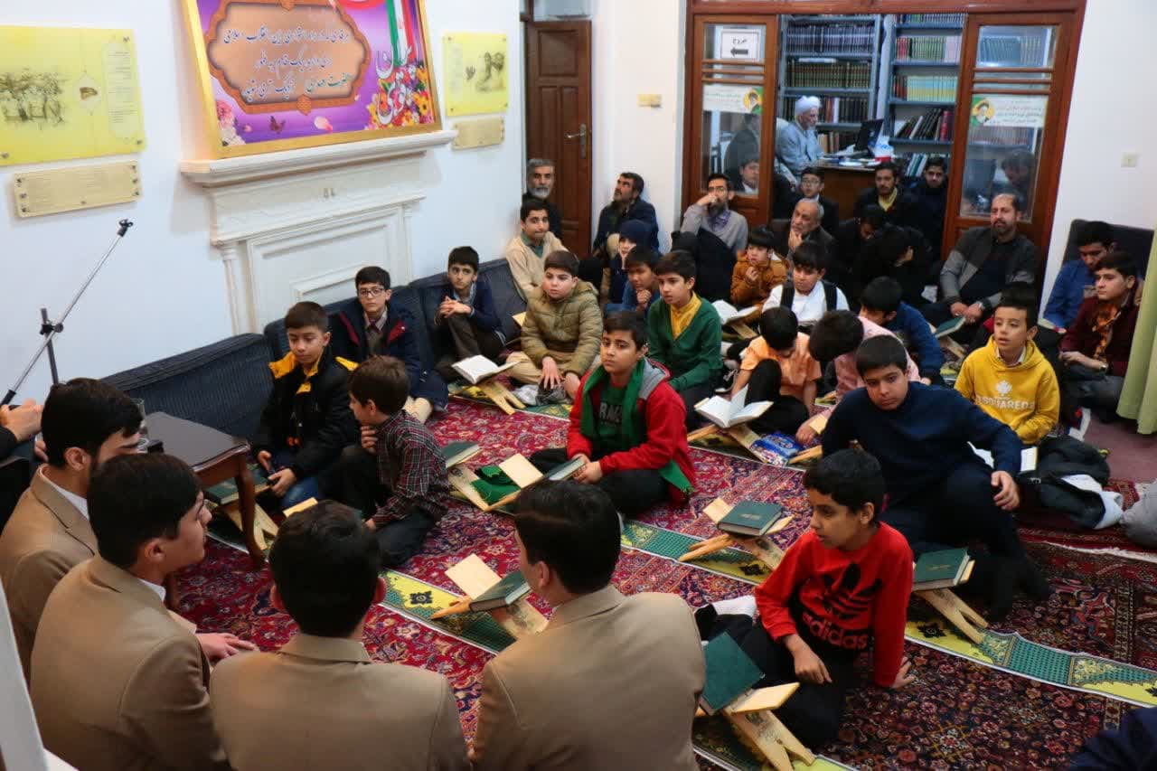 محفل خانگی قرآن نوجوانان فاطمی در بیت امام خمینی(ره) برپا شد + تصاویر محفل خانگی قرآن نوجوانان فاطمی در بیت امام خمینی(ره) برپا شد + تصاویر
