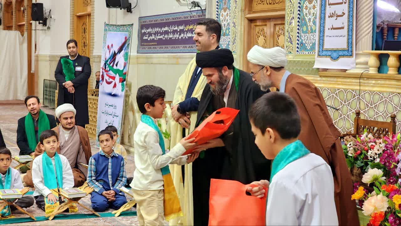 تقدیر از حافظان نوجوان در کرسی تلاوت قرآن حرم حضرت معصومه(س) + تصاویر تقدیر از حافظان نوجوان در کرسی تلاوت قرآن حرم حضرت معصومه(س) + تصاویر