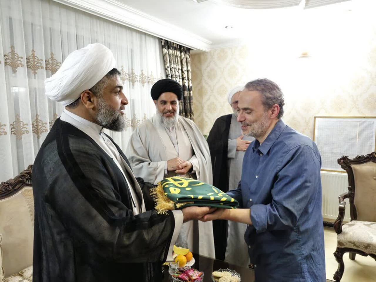 تجلیل خادمان قرآنی آستان مقدس حضرت معصومه(س) از استاد پرهیزگار تجلیل خادمان قرآنی آستان مقدس حضرت معصومه(س) از استاد پرهیزگار