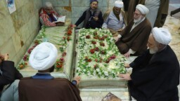 گل‌آرایی مزار آیت‌الله مصباح در آیین خطبه‌خوانی خادمان حرم بانوی کرامت