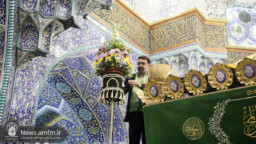 گل‌آرایی ضریح مطهر حضرت معصومه(س) در روز میلاد امام حسین(ع)