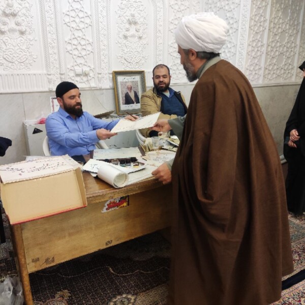 برپایی میز خطاطی اسامی و القاب ائمه (ع) در حرم مطهر بانوی کرامت + تصاویر