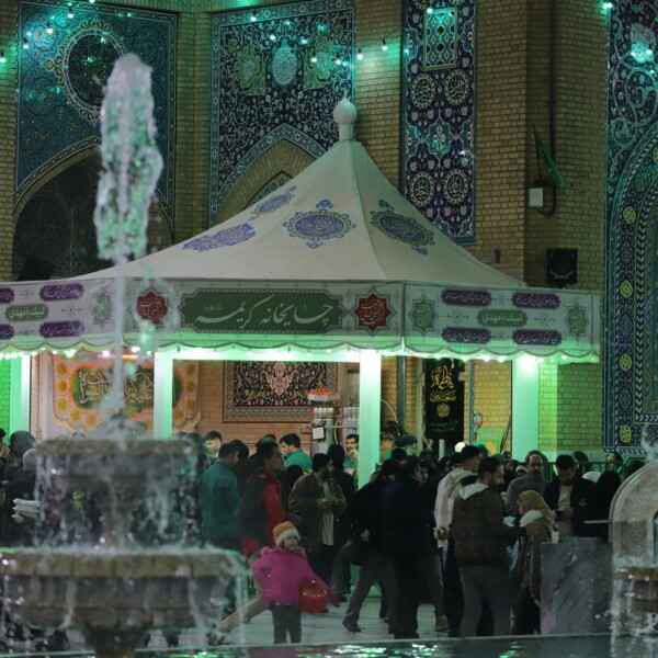 پذیرایی و اطعام زائران حرم بانوی کرامت در شب نیمه شعبان