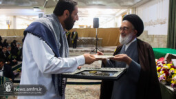 اهدای نشان فاطمی به مدیر شبکه قرآن توسط آیت الله سعیدی