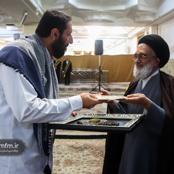 اهدای نشان فاطمی به مدیر شبکه قرآن توسط آیت الله سعیدی