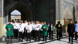 حضور خادمان گل‌آرایی آستان قدس رضوی در حرم مطهر بانوی کرامت