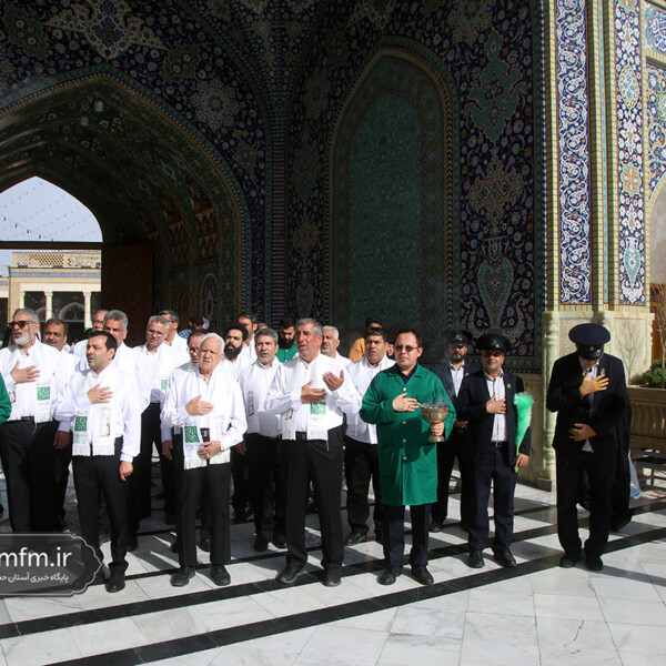 حضور خادمان گل‌آرایی آستان قدس رضوی در حرم مطهر بانوی کرامت