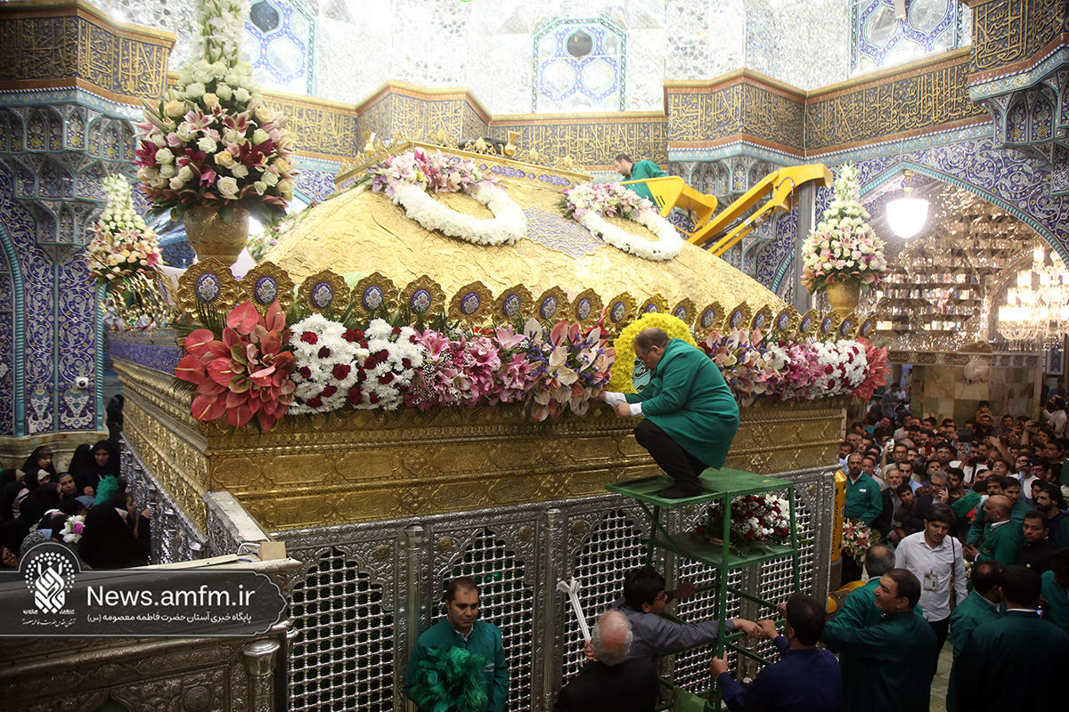 گل آرایی ضریح حرم حضرت معصومه(س) در شب بزرگداشت میلاد بانوی کرامت