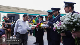 استقبال سفیران کریمه از زائران حرم اهل بیت(ع) در ایستگاه راه آهن قم