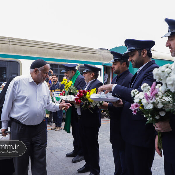 استقبال سفیران کریمه از زائران حرم اهل بیت(ع) در ایستگاه راه آهن قم